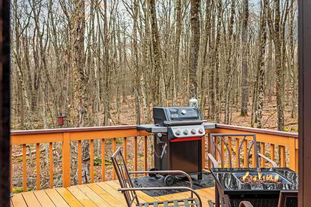 Atlas Point Lodge Sauna, Fireplaces, Kayaks, Lakes + Pet-friendly Yard
