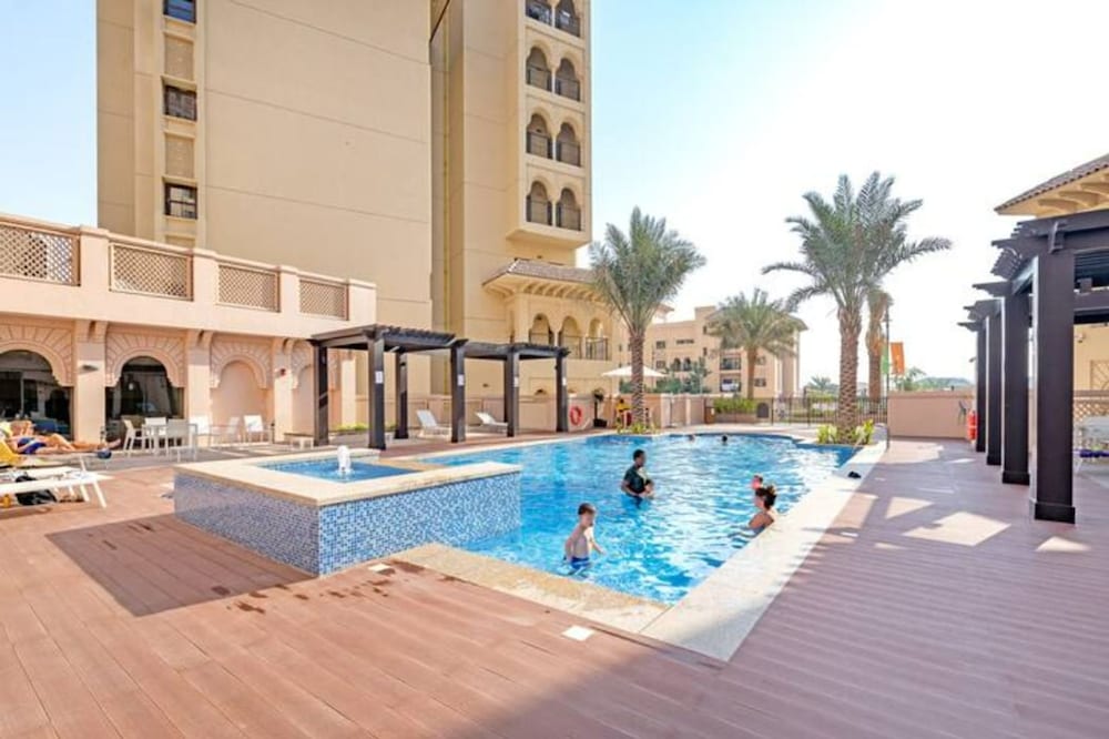 Stylish 1-bedroom Retreat With Pool in Vibrant Jumeirah Golf Estates