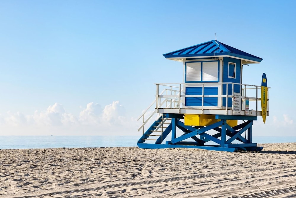 Southwinds 3 for 2 Queen Studio Steps to Beach