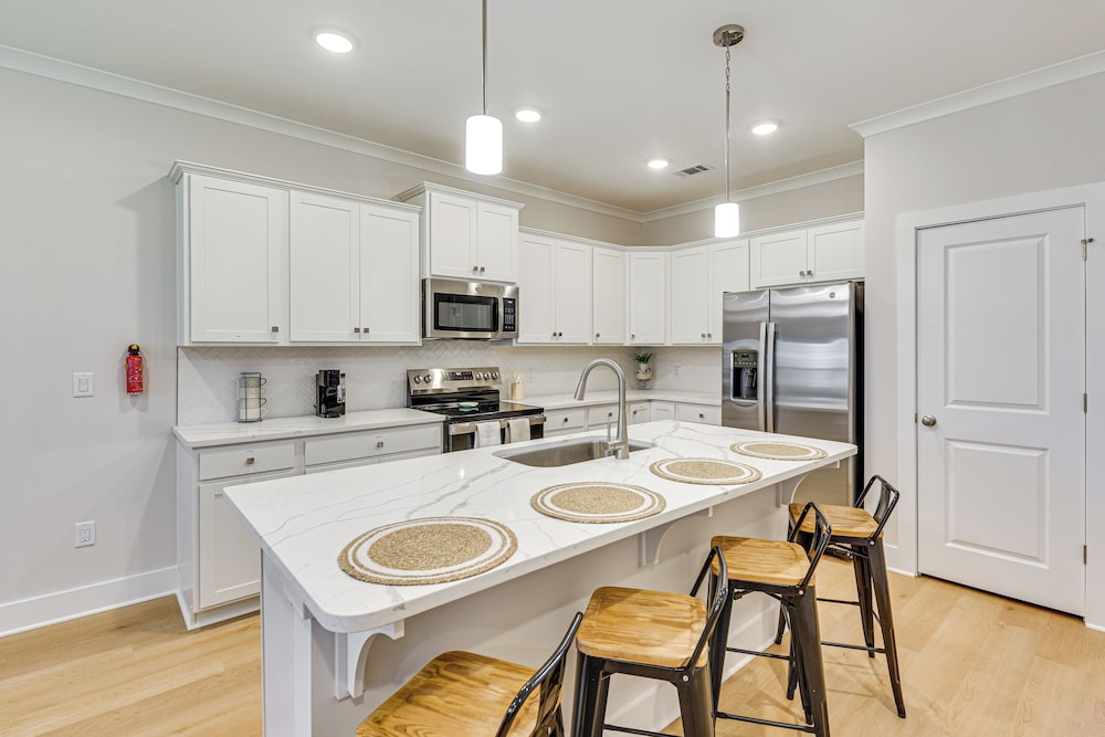 1 Mi to Sand & Surf: Townhome w/ Pool in Pcb!