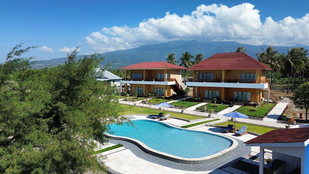 Hotel Bayview Beach Resort East Lombok - Image 1