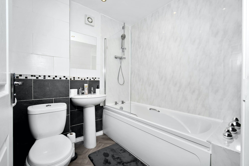 House - Sleeps 6, Garden & Free Parking