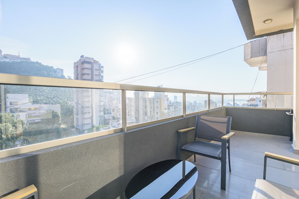 Elevate - Sleek 2-BR Apt by Santa Maria, Jal el Dib