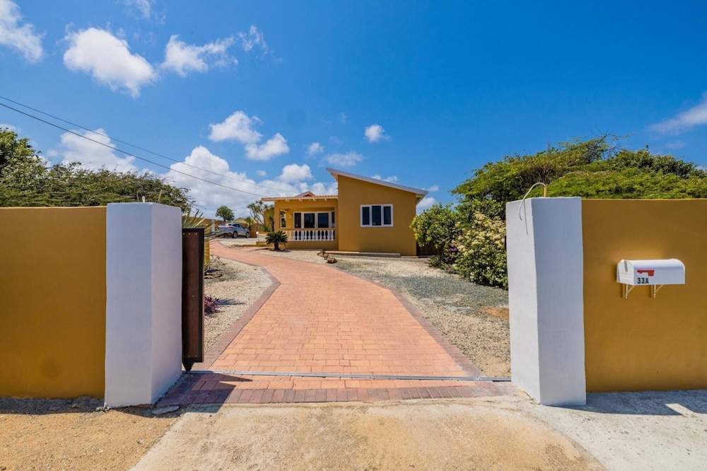 3BR Filled by Nature w Private Pool Ocean View