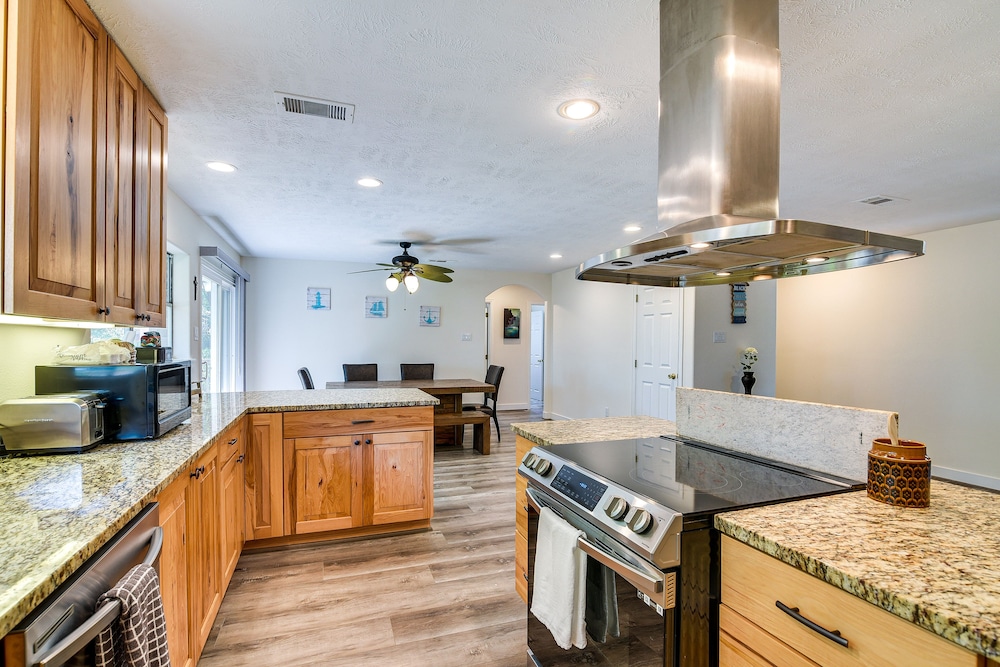 Walk to Beach: Galveston Getaway w/ Deck!