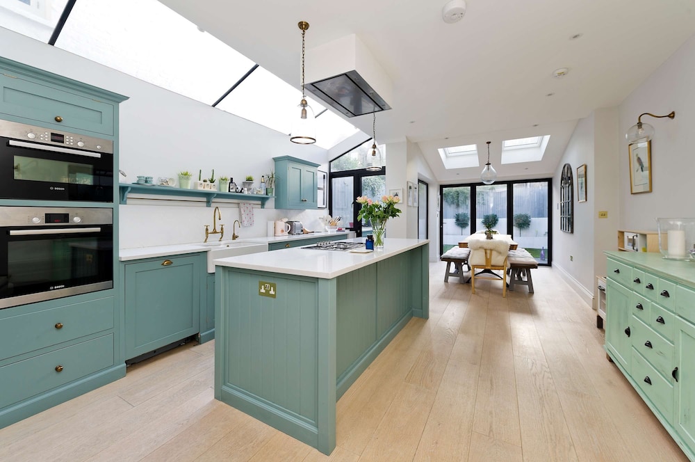 Beautiful Family House With Garden in Queen s Park