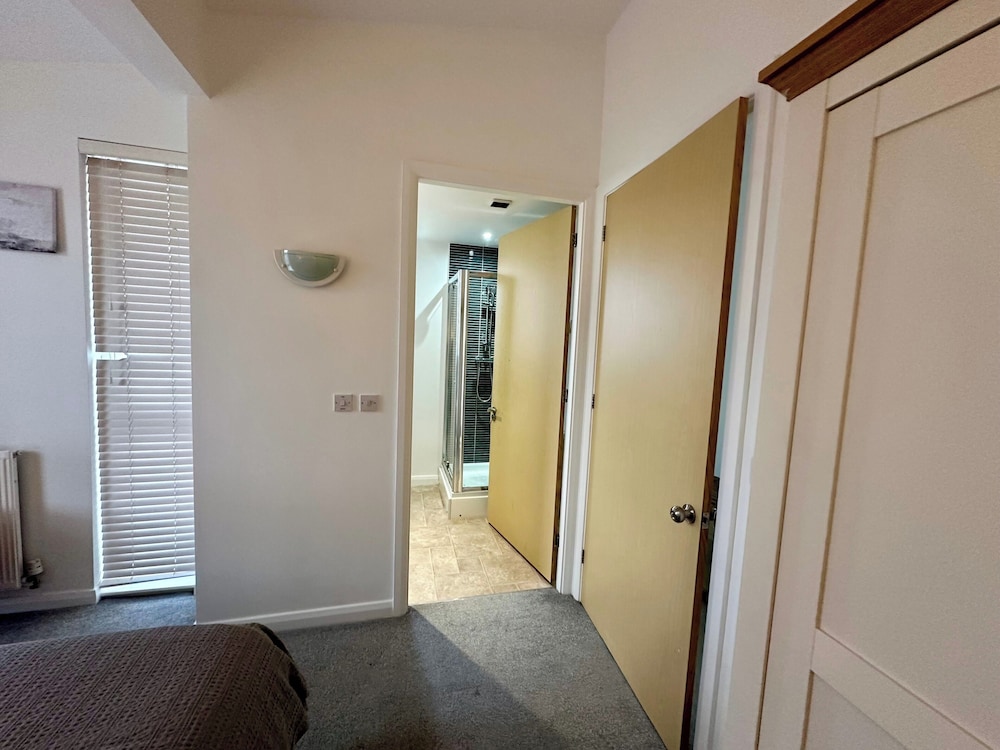3 Bed-sleeps 6-garden-parking-pets