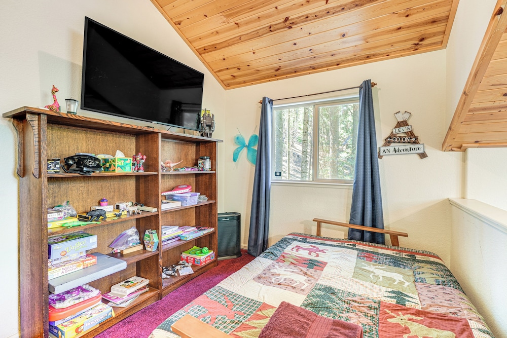 Hike, Swim, Golf: Family Retreat in Arnold!