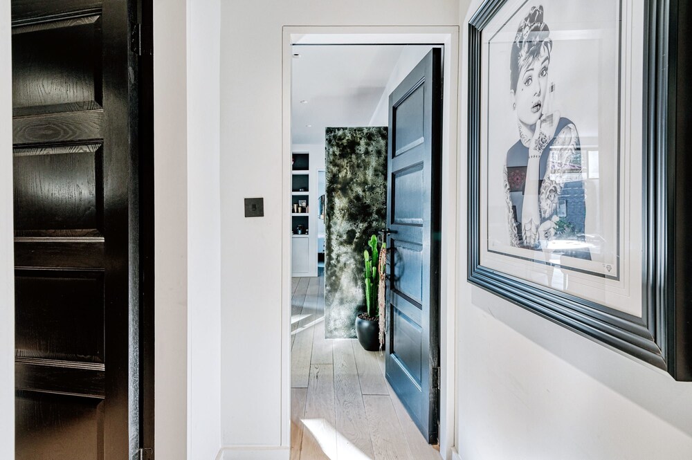 Notting Hill 2 Bed With Sauna - by Out of Office Lifestyle