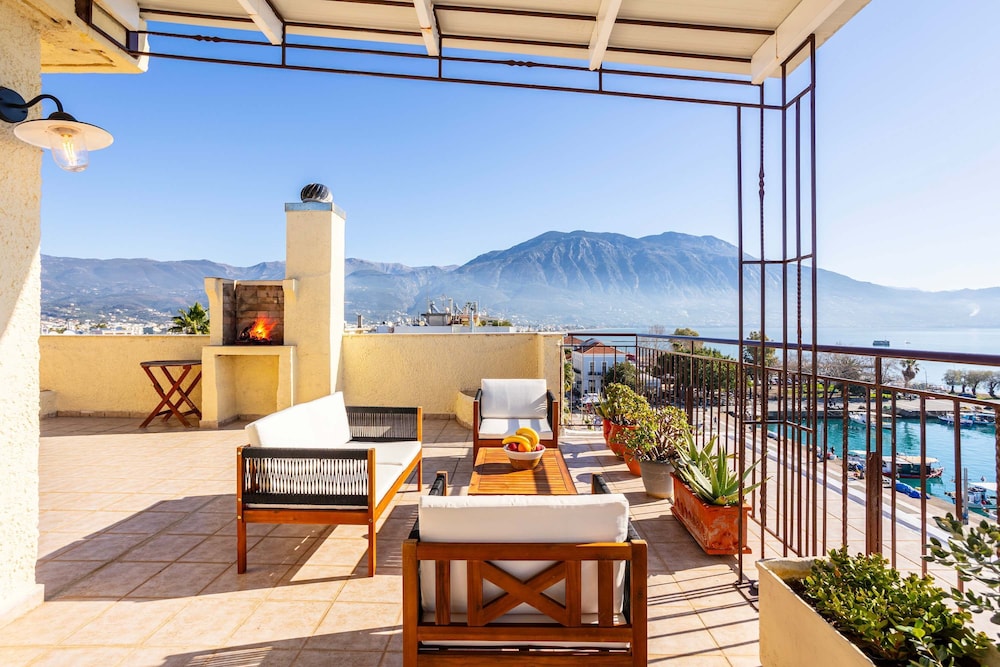 Beachfront Sunny Penthouse - Kalamata Seablisss