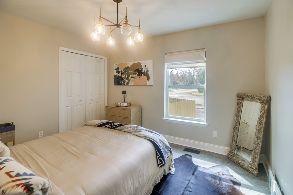 Charlotte Gem w/ Deck & Community Amenities