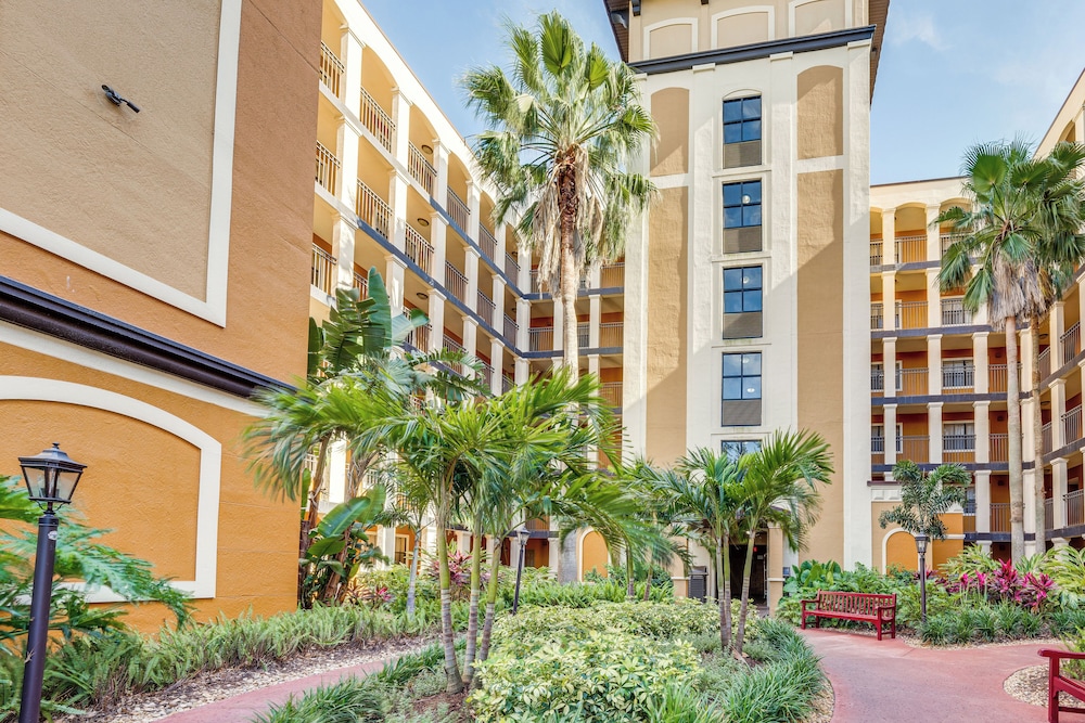 Poolside Oasis: 7 Mi to Disney & Universal