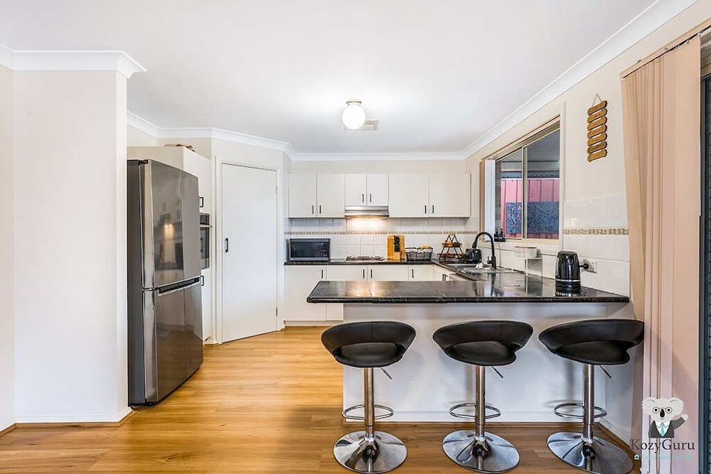 Kozyguru | West Hoxton | Spacious 7-Person Home With Backyard