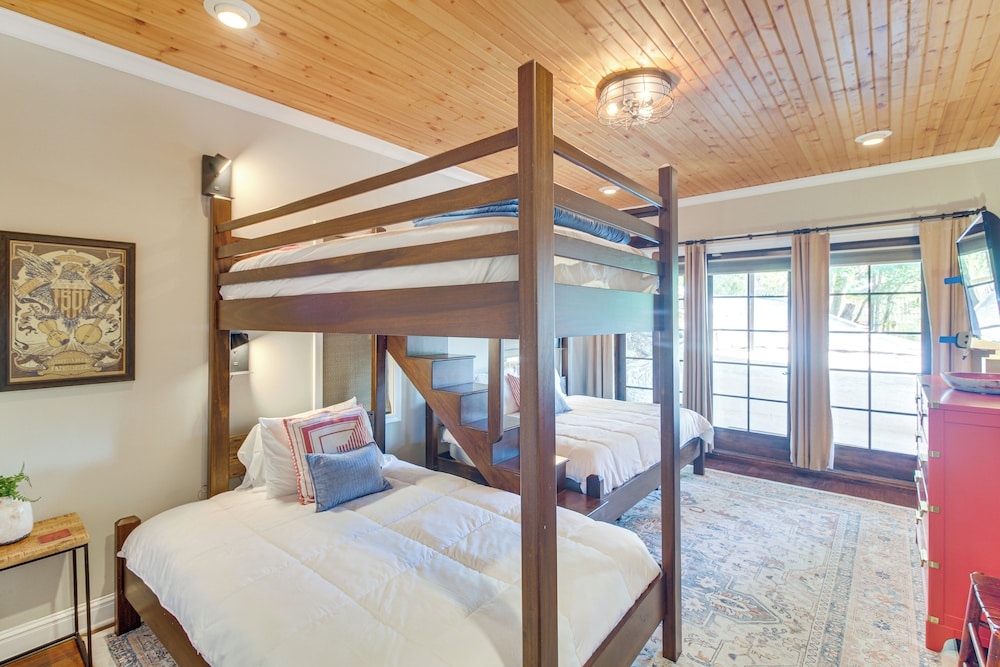 Walk to Marina: Center Hill Lake Family Home