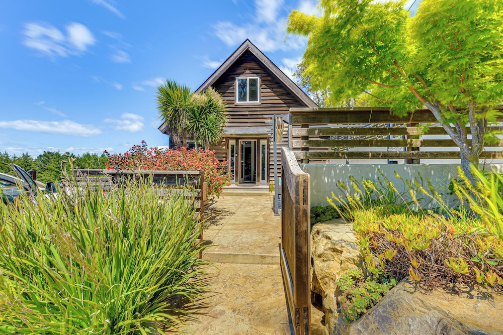 1 Mi to Black Sands Beach: Dreamy Coastal Cottage