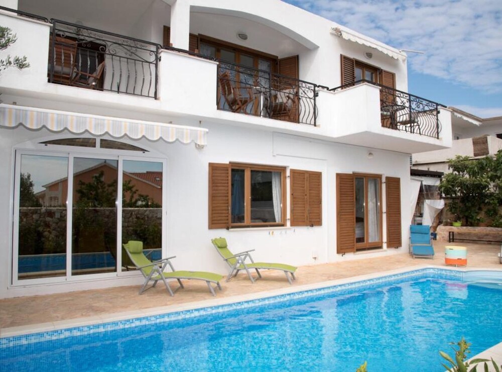 Spacious and Tranquil Apartments With Shared Pool