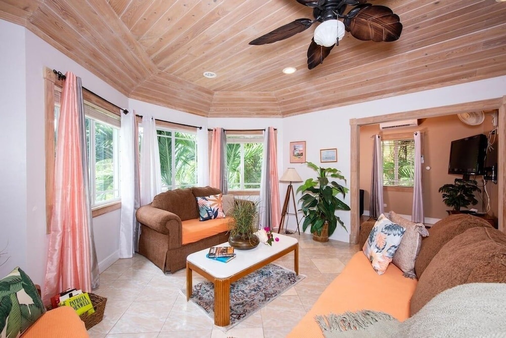 Chat N Chill - Top Floor Condo, Walk To Pink Sands Beach 2 Bedroom Townhouse