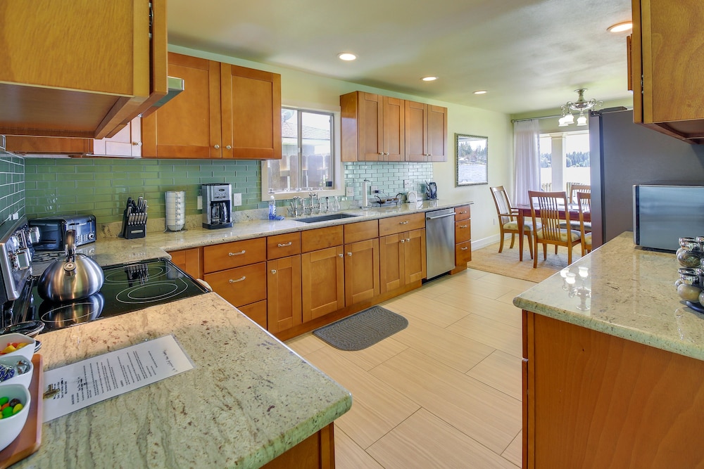 Waterfront Newport Home w/ Private Boat Dock! view 4