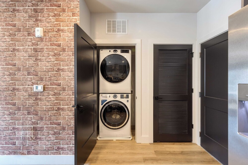 Sleeps 24 4 Modern Midtown Apartments w/ Gym + Pool Walkable to Shops & Eats