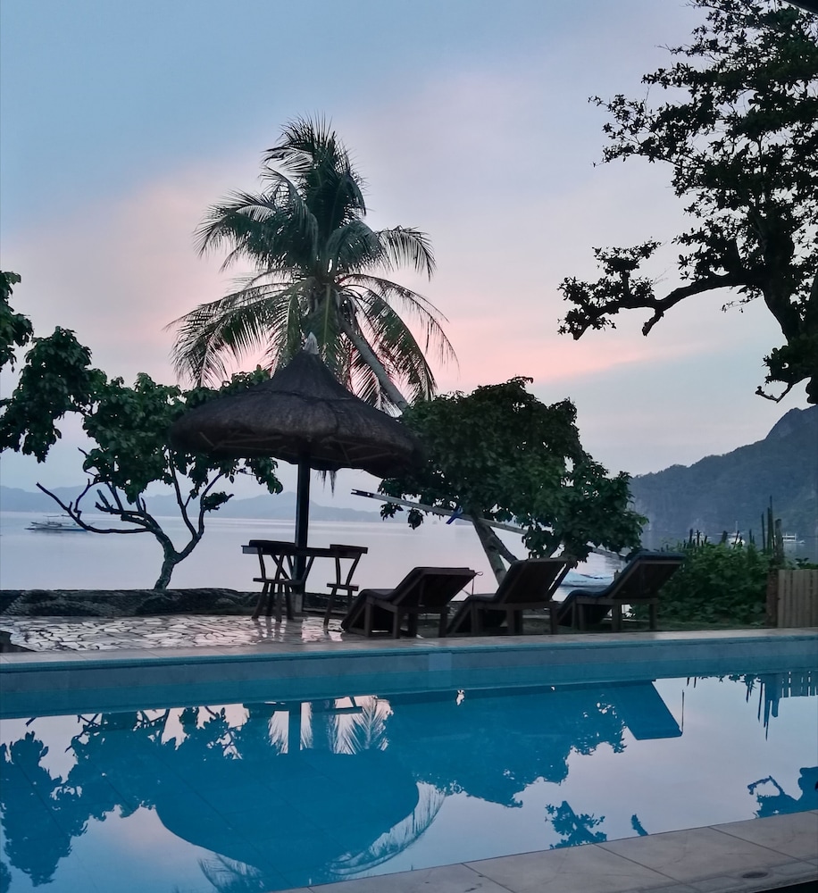 Four Seasons Seaview Hotel