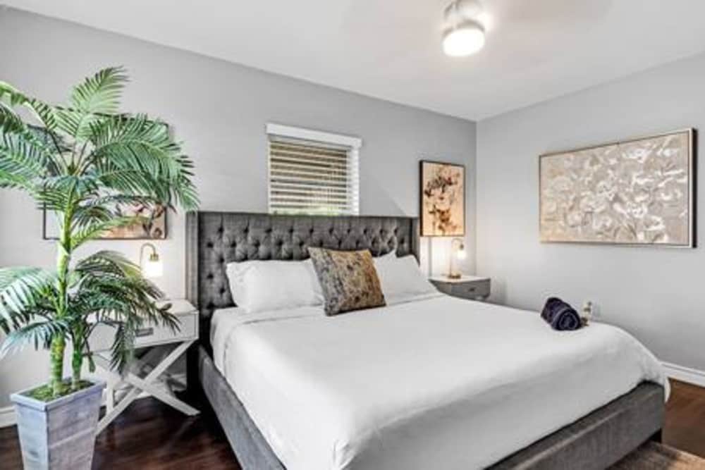 427 NE 107th Studio 6BR 3BA 7 Beds Pool Parking 2 Kitchen