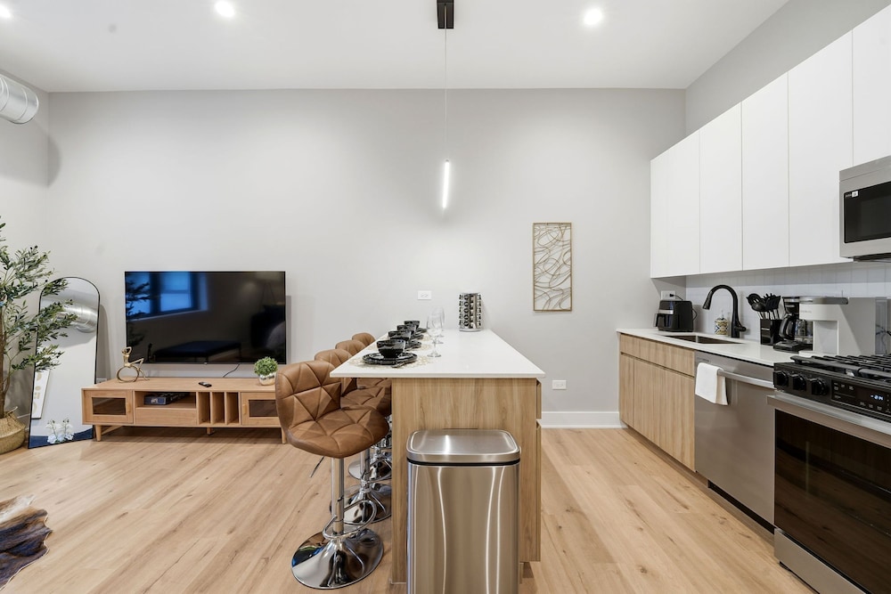Comfy Condo - Gym Free Parking Modern Amenities