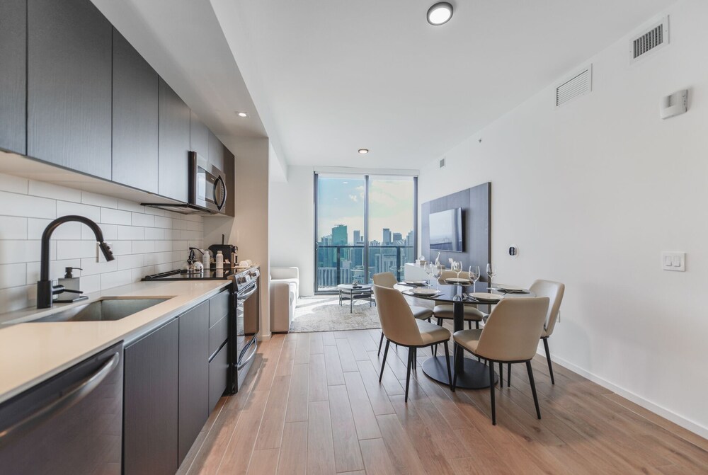Bayside Apt with Impressive City Views