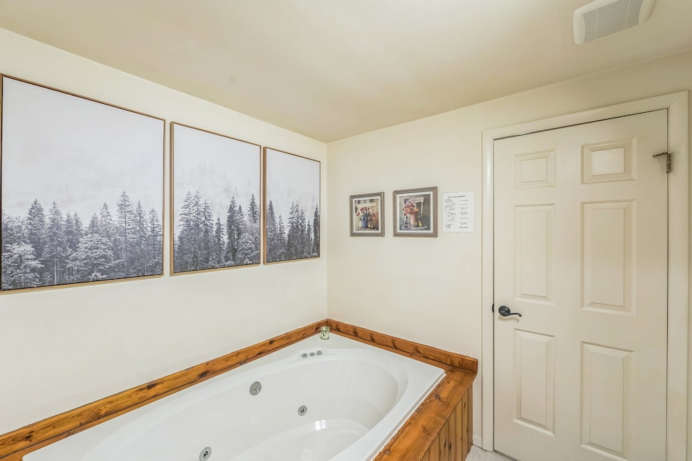 Tahawus 74I - A Cozy Adirondack Retreat 2 Bedroom Townhouse by The Summit at Gore Mountain