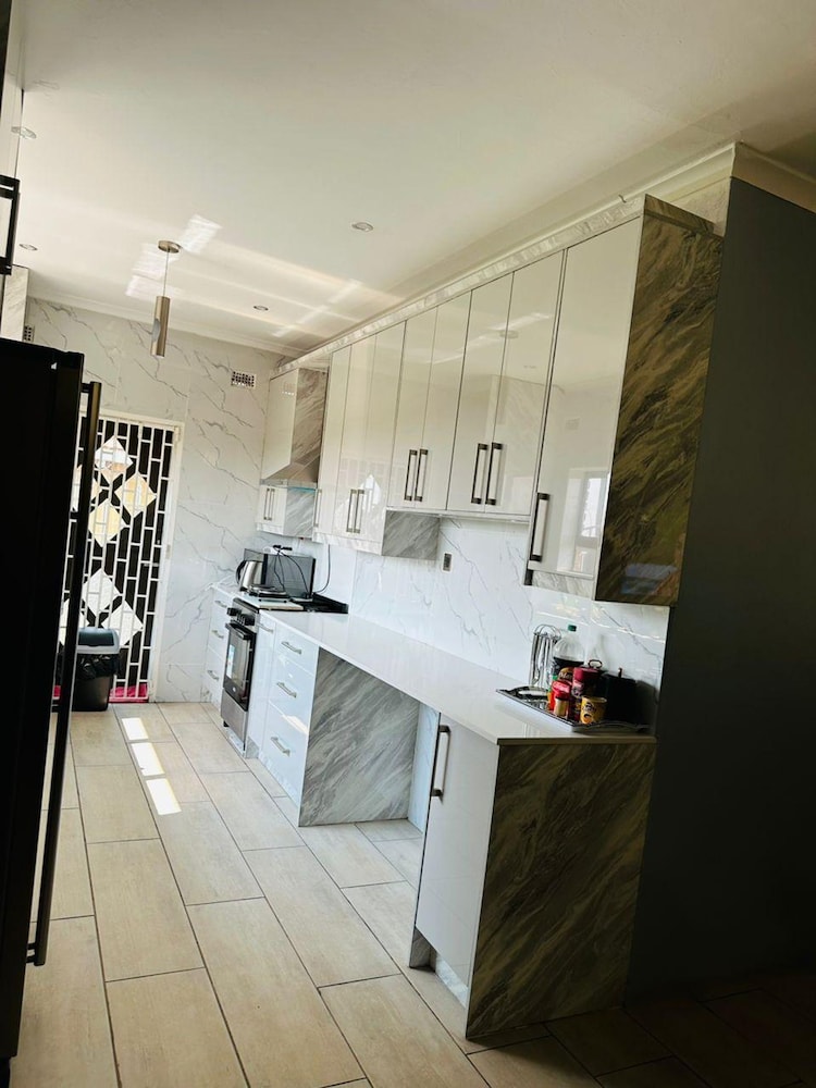 Lovely 3 bed in Selborne Park With Pool - 2234