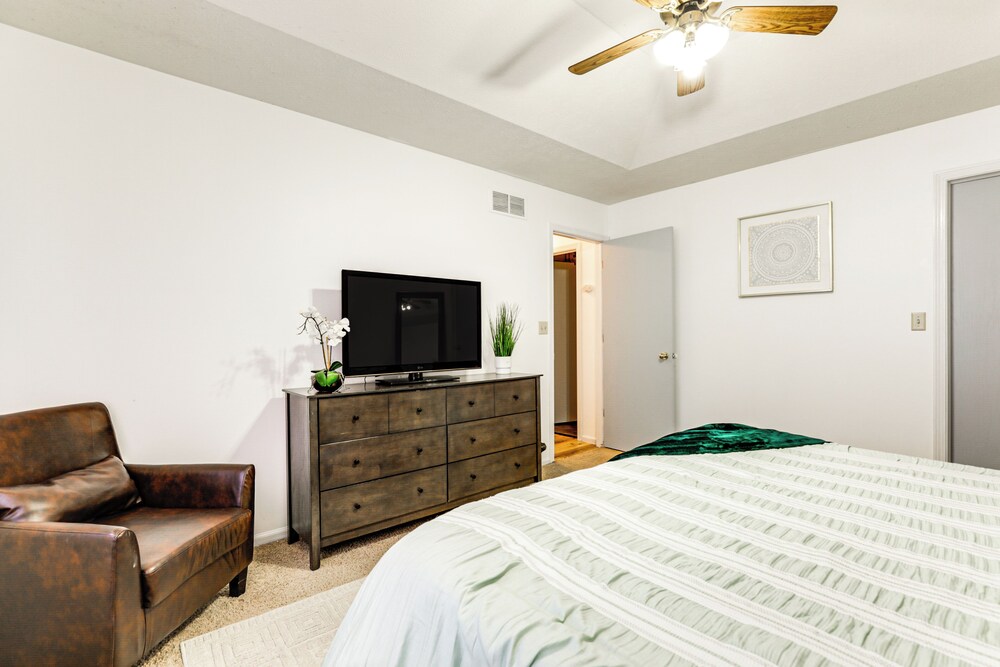 3 Mi to UNL & Memorial Stadium: Home w/ Large Yard