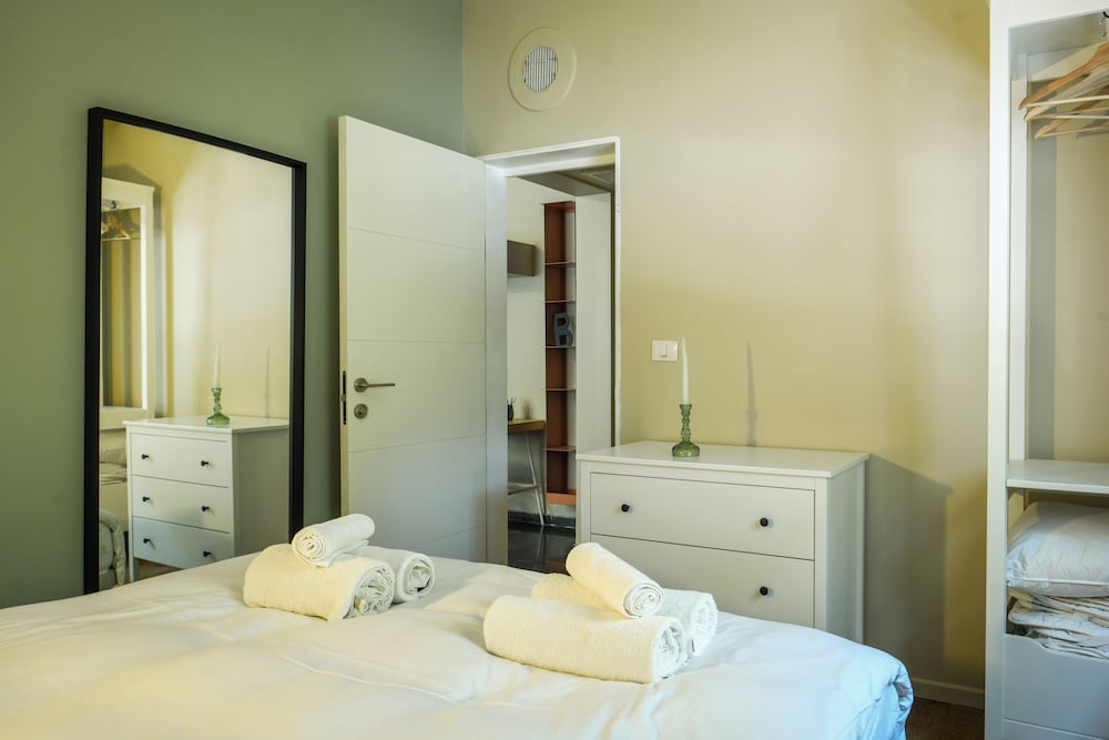 Elegant 1BR Dizengoff Apt by Sea N' Rent view 2