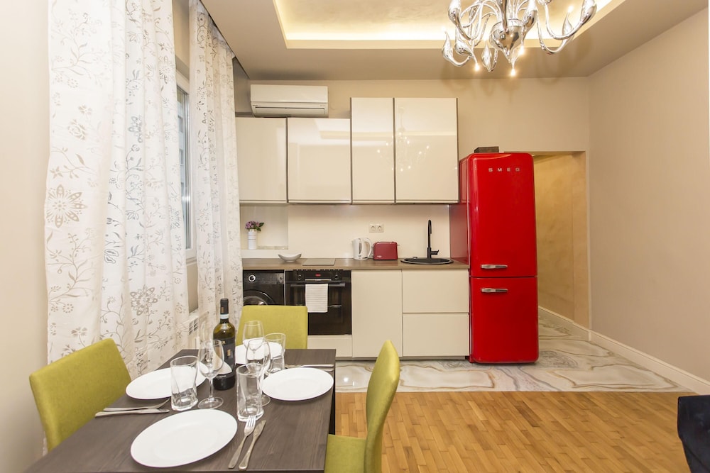 Elegant 2bdr Apartment With a Balcony
