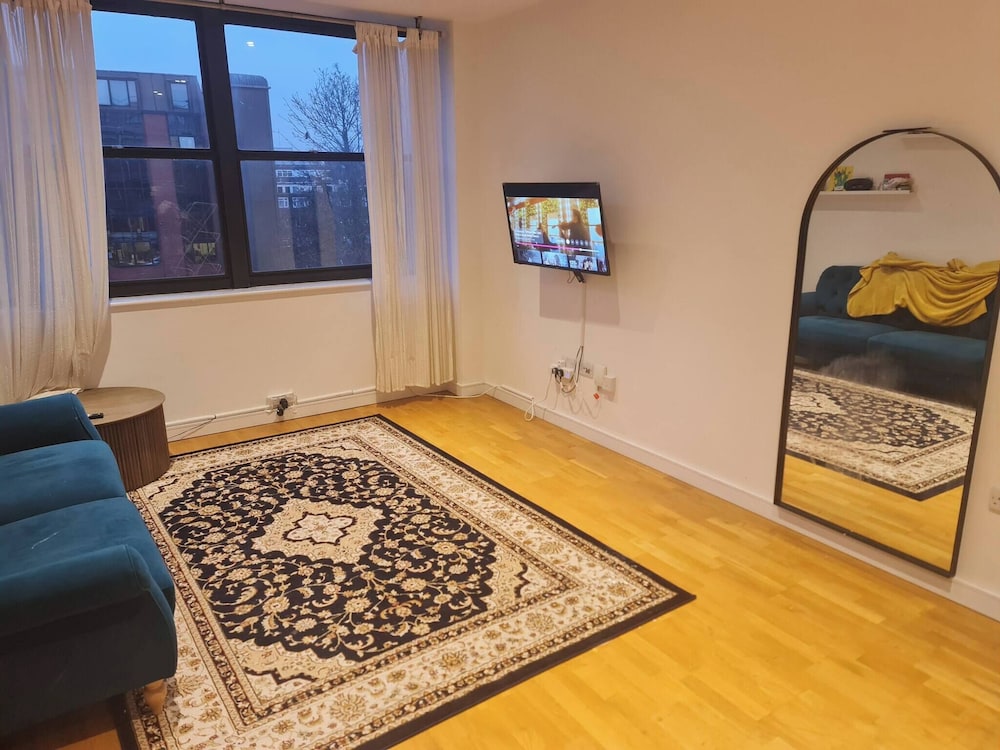 2 Beds Flat Centrally Located 2 Mins From Station