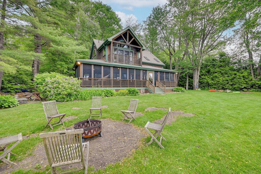 Lakefront Westhampton Cabin w/ Beach + Kayaks!