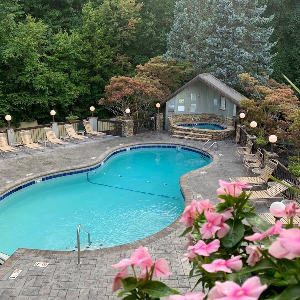 5 Star 3 bd 3ba Serenity Views w Pool Fireplace view 2