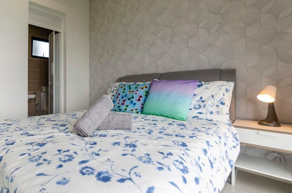 Chic 2BR Dpristine 9 Next to Legoland Free Parking