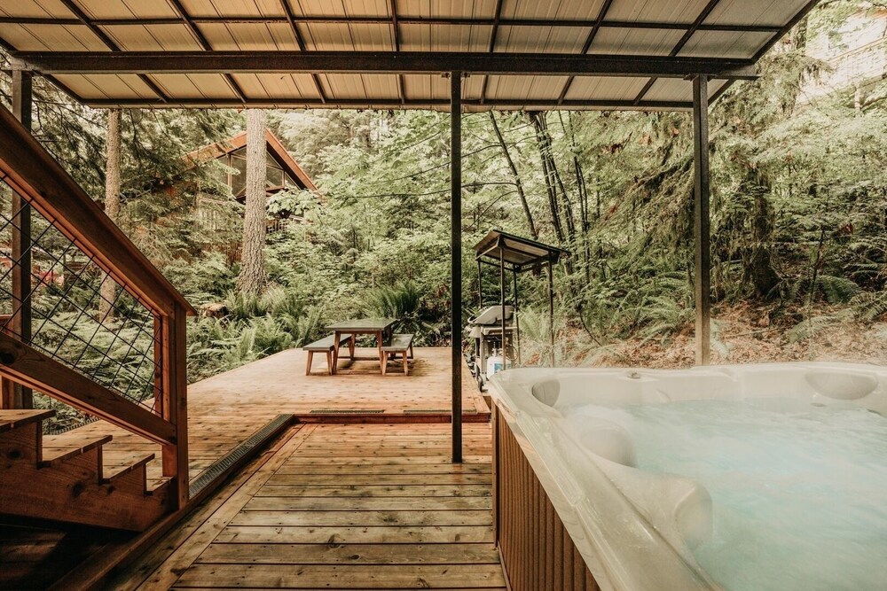 69sl - Upscale - Hot Tub - Wi-fi - Bbq - Sleeps 8 4 Bedroom Cabin by Redawning view 3