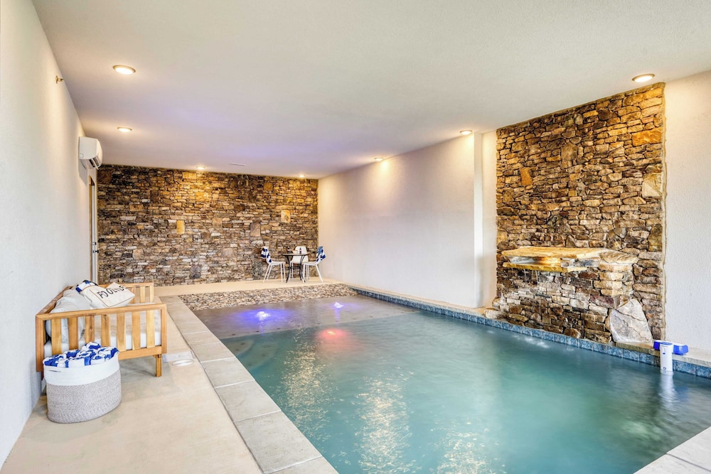 2 Homes Firefly Trail Way by Avantstay Sleeps 28, Indoor Pool + Hot Tub + Movie Theater & Game Room