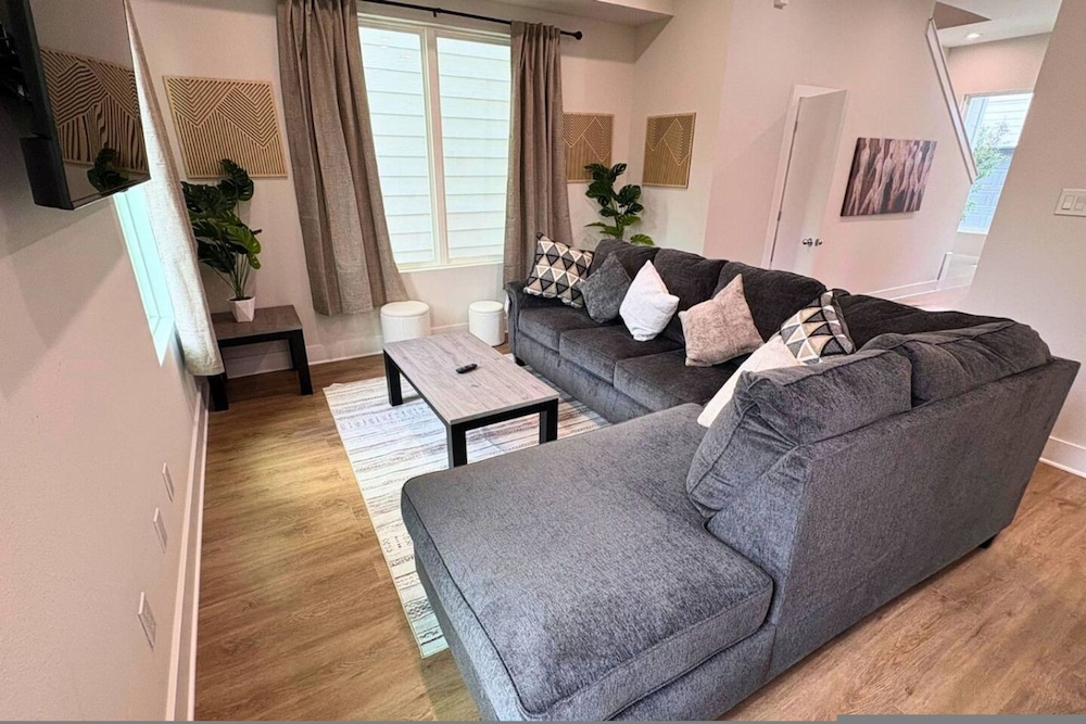 Gated Modern 3BR Near Downtown Med Center