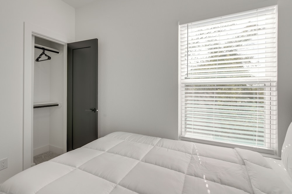 5 Mi to NRG Stadium: Modern Escape w/ Patio & Yard