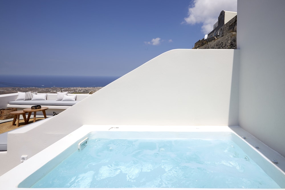 White and Co. La Torre Suites