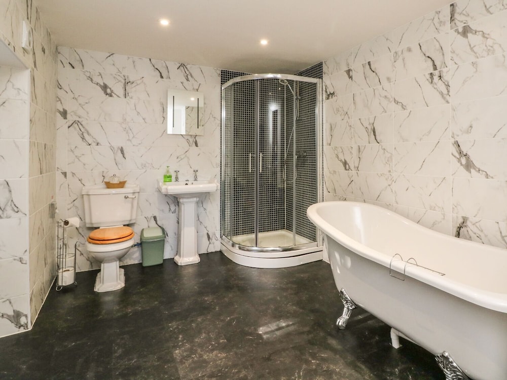 Lynton Vacations - C S Lewis Balcony - Property Image 14