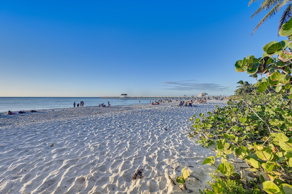Sleek Coastal Abode: 1 Block to Naples Beach! view 4