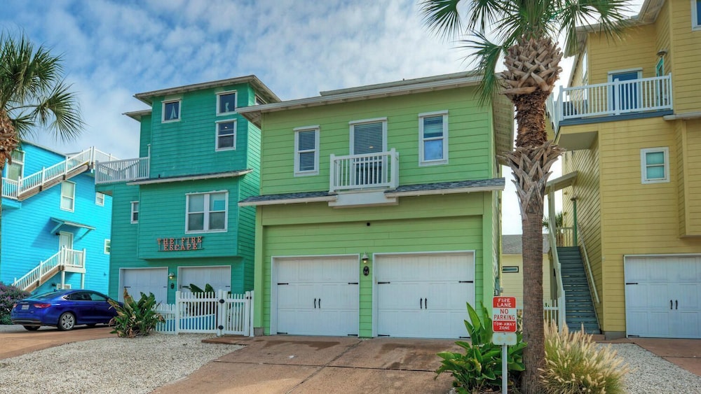 Walk to the Beach Ocean Views, Balcony Dining & Open Living Beachview 54 by Avantstay