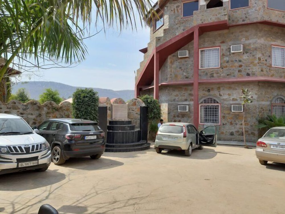 Van Chhavi Resort