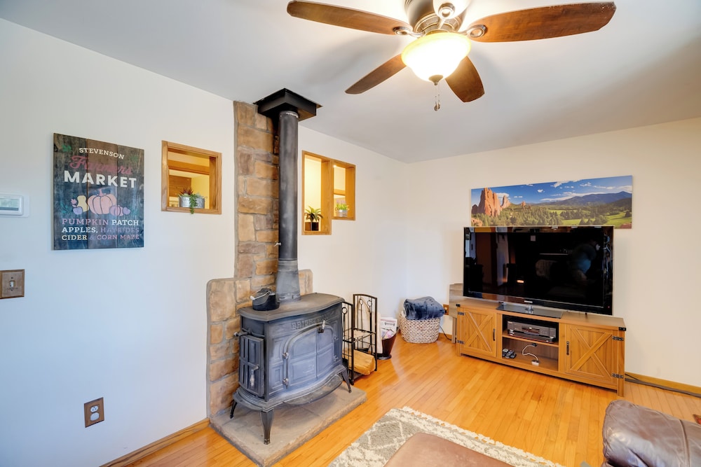 Fish, Hike & Sightsee: Lovely Florissant Cabin!