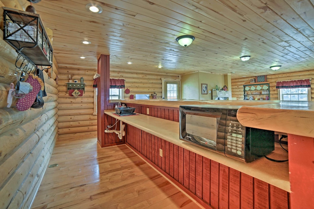 Rustic Cabin Near Palisade State Park w/ Deck!