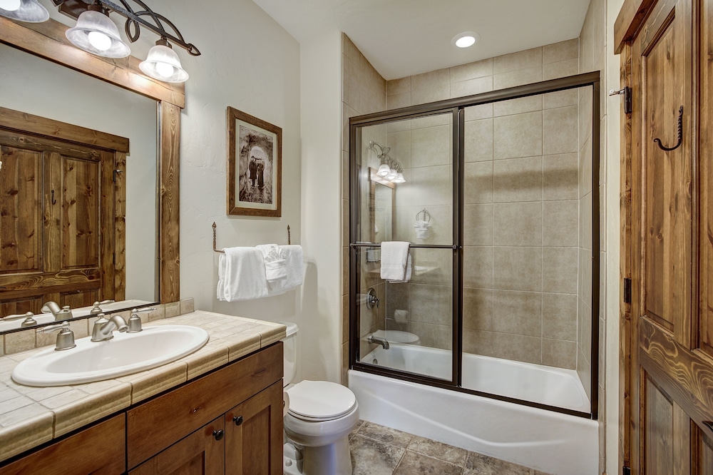 Spacious Upstairs Townhome With Private Garage 2 Bedroom Condo