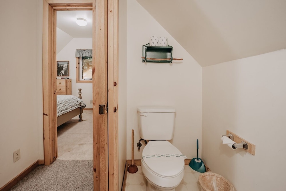 32mbr - Bbq - Pets Ok - Wood Stove - Sleeps 7 3 Bedroom Home by RedAwning