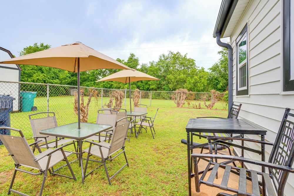 3 Mi to Dtwn Okc: Inviting Home w/ Yard!
